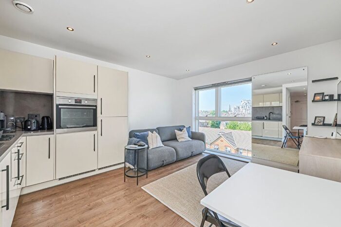 1 Bedroom Flat To Rent In Bedford Road, Clapham North, London, SW4