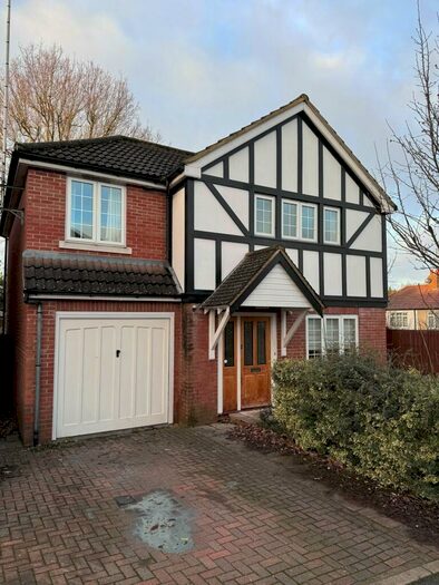 4 Bedroom Detached House To Rent In Amber Close, County Gate, Barnet, EN5