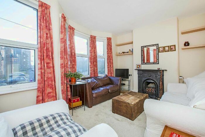 2 Bedroom Flat To Rent In Townmead Road, Fulham, London, SW6