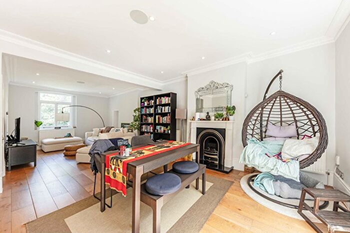 3 Bedroom Flat To Rent In Greville Road, Kilburn Park, NW6