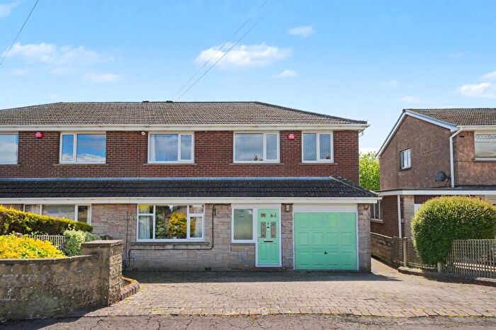 4 Bedroom Semi-Detached House For Sale In Briarlyn Avenue, Huddersfield, HD3