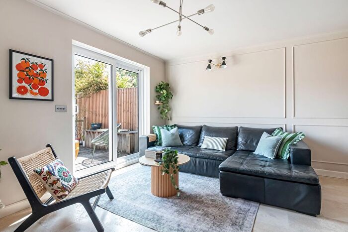 3 Bedroom Terraced House To Rent In Cotswold Way, Worcester Park, KT4