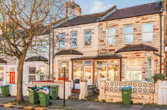 3 Bedroom Semi-Detached House To Rent In Brewery Road London, SE18