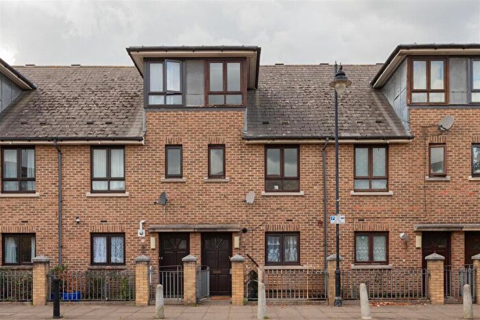 3 Bedroom Terraced House For Sale In Corn Way, Leytonstone, E11