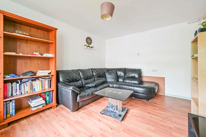 1 Bedroom Flat To Rent In Wyemead Crescent, Chingford, London, E4