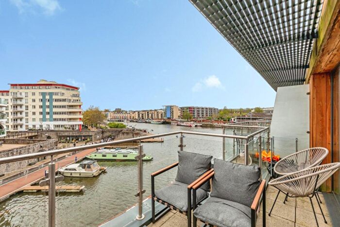 2 Bedroom Flat For Sale In Gasworks Lane, Bristol, Somerset, BS1