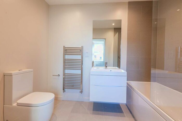 2 Bedroom Flat To Rent In Clapham Road, Stockwell, London, SW9