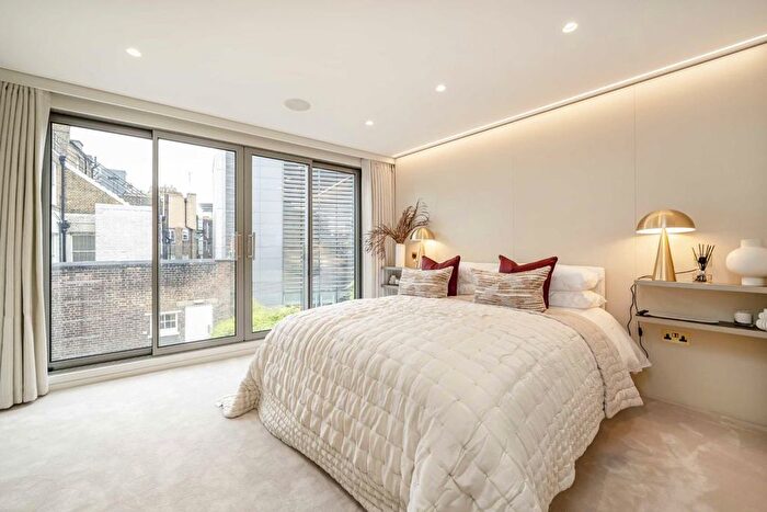 3 Bedroom Flat To Rent In South Molton Street, Mayfair, W1K