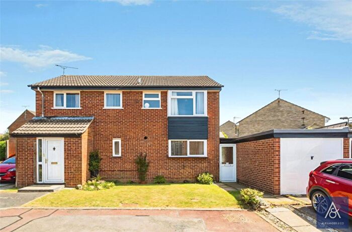 4 Bedroom Detached House For Sale In Robinson Drive, Brackley, Northamptonshire, NN13