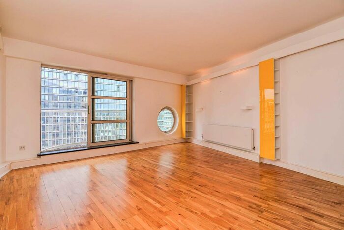 2 Bedroom Flat To Rent In Cascades Tower, Canary Wharf, London, E14