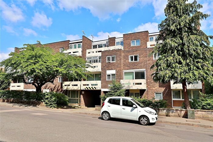 1 Bedroom Flat For Sale In Hillmount, Woking, Surrey, GU22