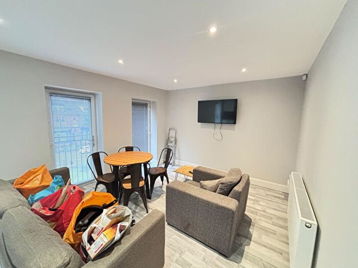 2 Bedroom Flat To Rent In A Victoria Road, Leeds, LS6