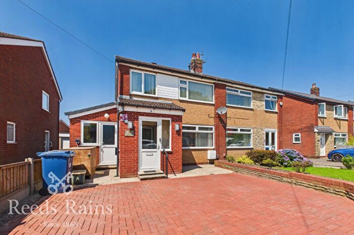 3 Bedroom Semi Detached House For Sale In Leyland Lane, Leyland, Lancashire, PR25