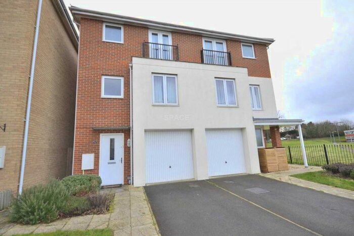 4 Bedroom Semi-Detached House To Rent In Regis Park Road, Earley, Reading, Berkshire, RG6