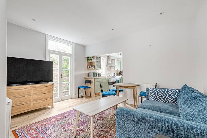 2 Bedroom Maisonette To Rent In Emu Road, Diamond Conservation Area, SW8