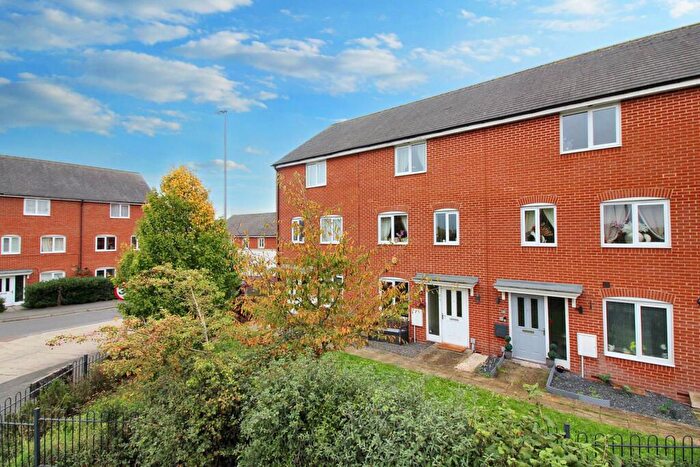 4 Bedroom Town House For Sale In Purnell Walk, Aylesbury, HP19