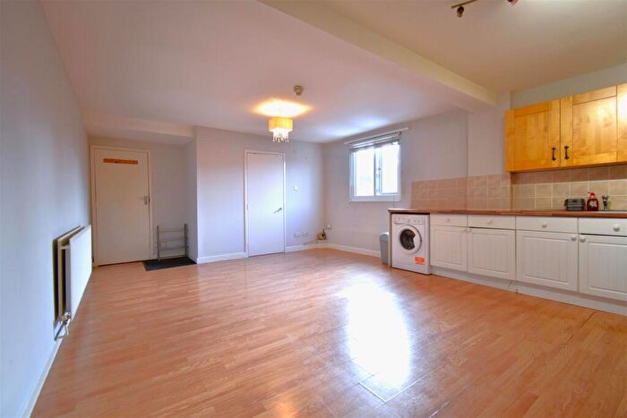 1 Bedroom Flat To Rent In High Street, Chesham, HP5