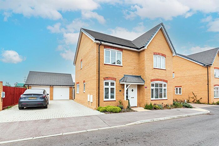 4 Bedroom Detached House For Sale In Rhodes Close Winnersh, Berkshire, RG41