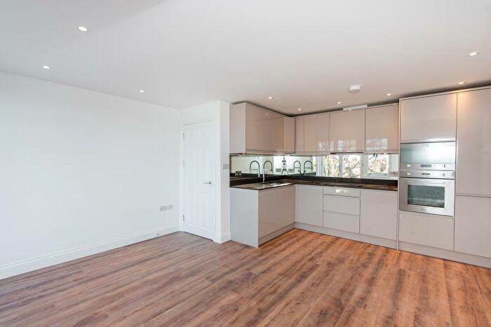 2 Bedroom Flat To Rent In Raglan House, N10