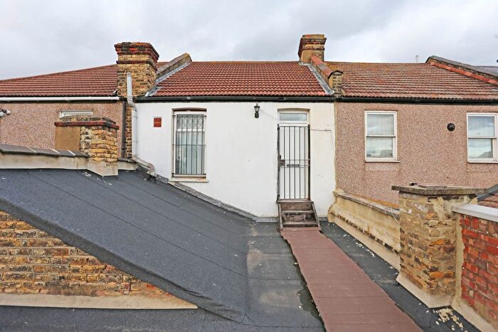 1 Bedroom Flat To Rent In Meads Lane, Ilford, Seven Kings, IG3
