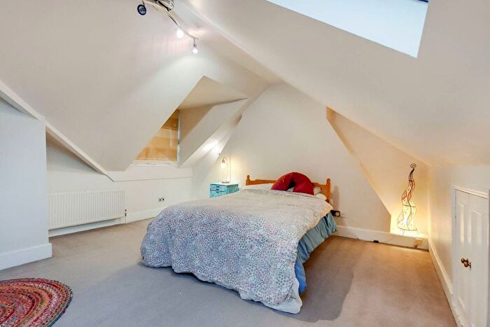 2 Bedroom Flat To Rent In Sisters Avenue, Clapham Common North Side, London, SW11