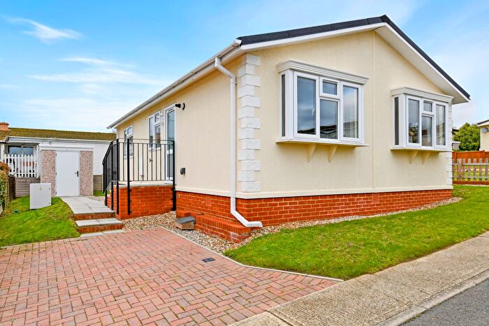 2 Bedroom Mobile/park Home For Sale In East Avenue, Althorne, CM3