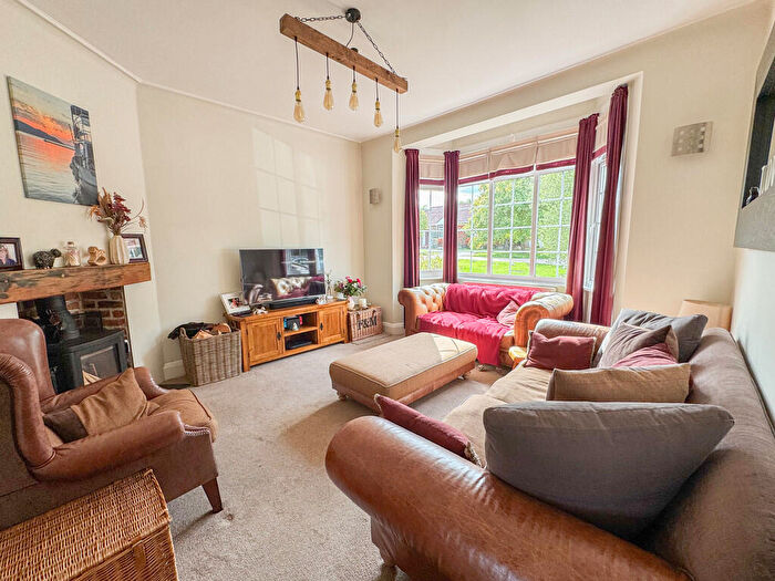4 Bedroom Semi-Detached House For Sale In Folly Chase, Hockley, SS5