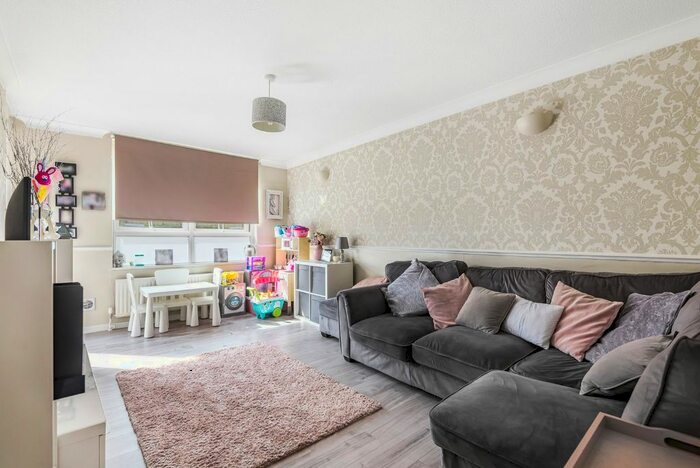 2 Bedroom Maisonette To Rent In Hope Close, London, SE12