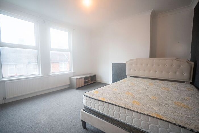 3 Bedroom End Terrace House To Rent In Corporation Road, Gillingham, ME7