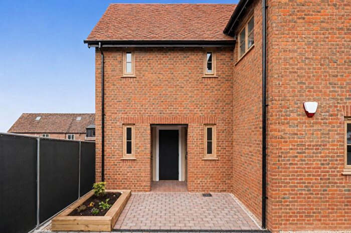3 Bedroom Flat For Sale In Embley Lane, East Wellow, Romsey, Hampshire, SO51