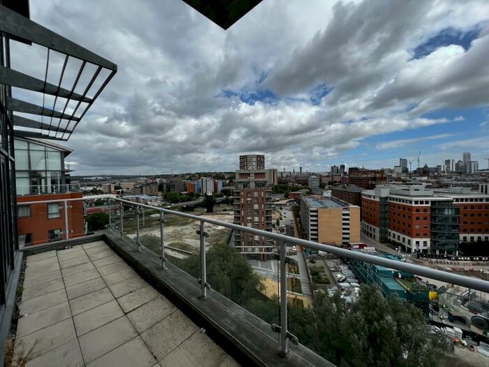 2 Bedroom Apartment To Rent In Faroe, City Island, LS12