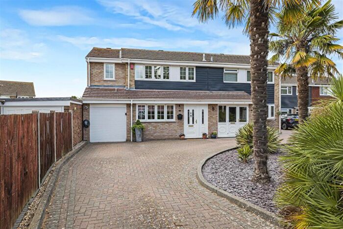 3 Bedroom Semi-Detached House For Sale In The Drove Way, Istead Rise, DA13