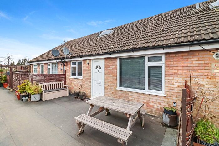 2 Bedroom Maisonette For Sale In Hempstead Road, Kings Langley, WD4