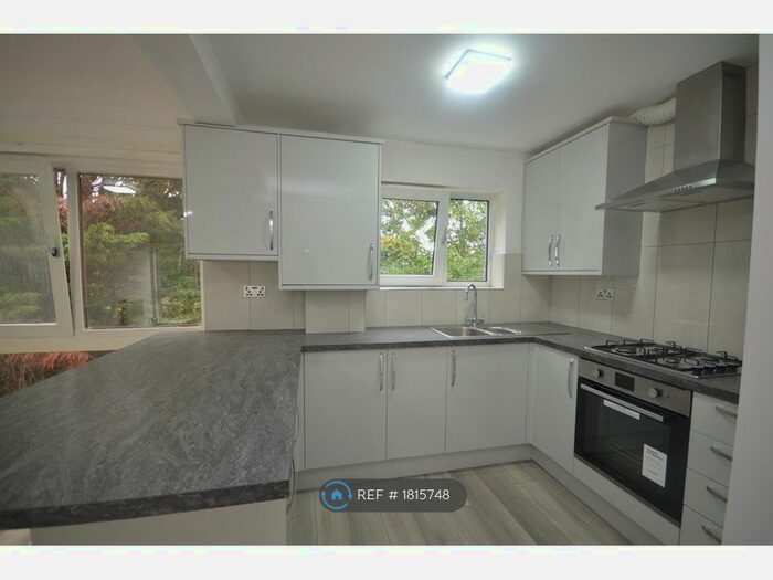 2 Bedroom Flat To Rent In Mayfair Close, Beckenham, BR3