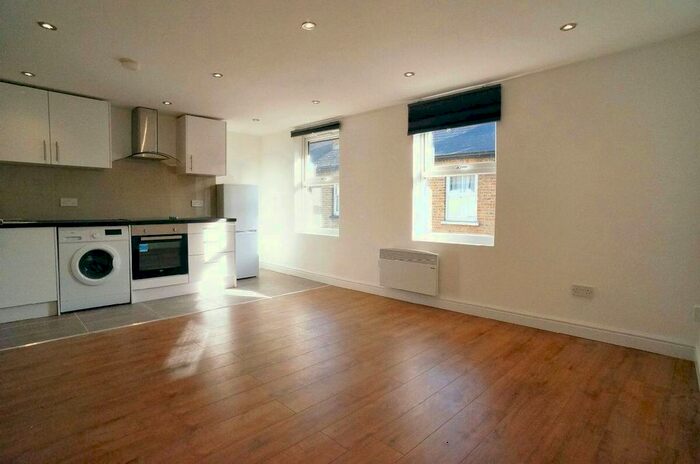 2 Bedroom Flat To Rent In West Street, Carshalton Village, Surrey, SM5