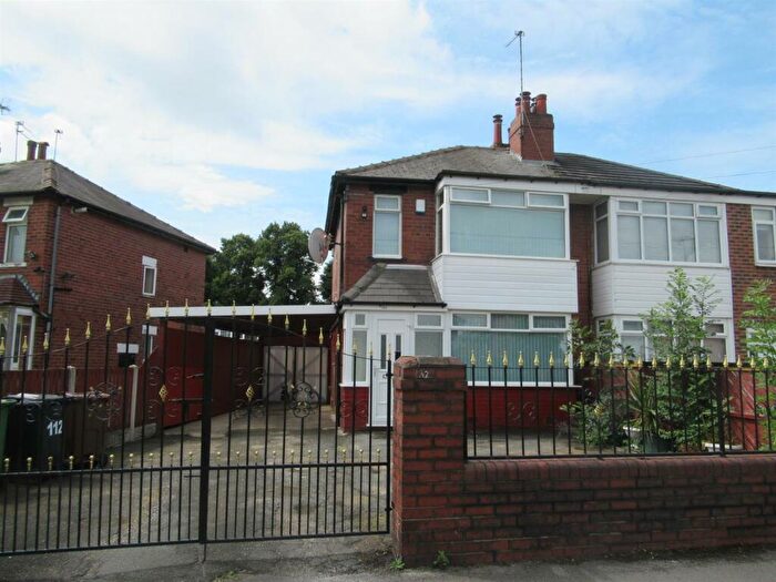 3 Bedroom Semi-Detached House To Rent In The Oval, Leeds, LS14