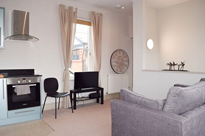 1 Bedroom Flat To Rent In Clifton Walk, London, W6