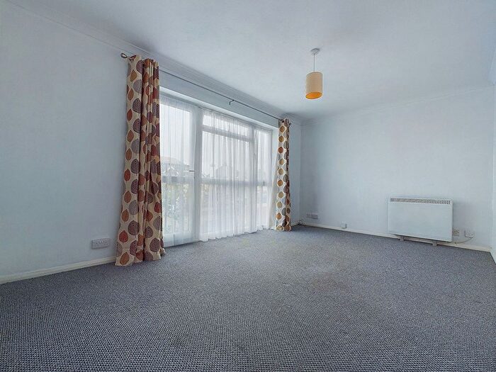 1 Bedroom Flat For Sale In Sompting Road, Lancing, BN15