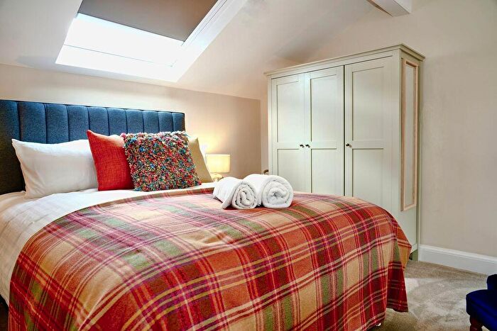 4 Bedroom House Of Multiple Occupation To Rent In High Street East, Glossop, Derbyshire, SK13