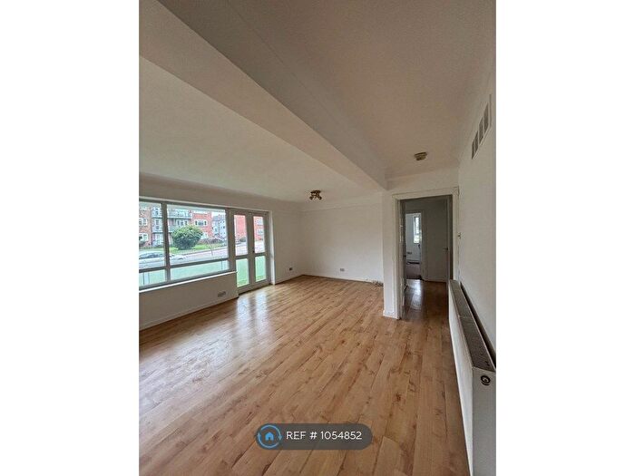 2 Bedroom Flat To Rent In Dove Park, Pinner, HA5