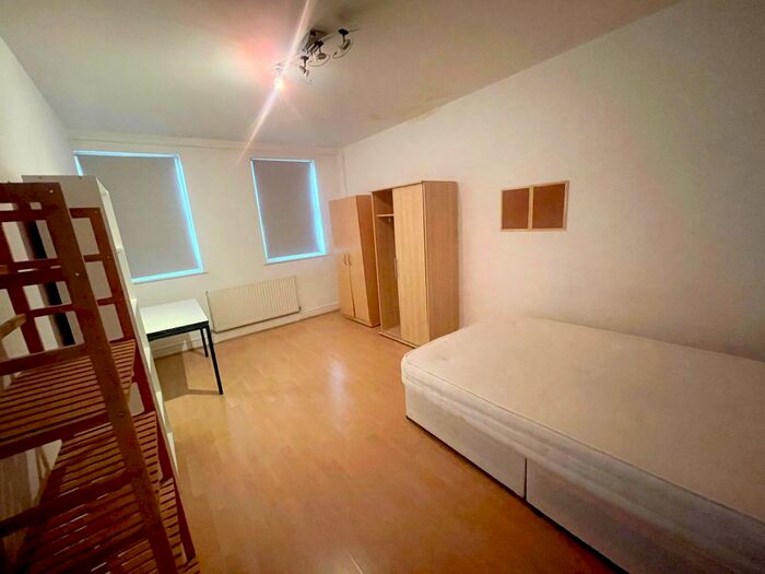 3 Bedroom Flat To Rent In Hackney Road, London, E2