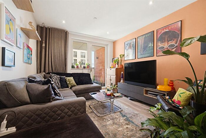 2 Bedroom Flat For Sale In Healum Avenue, Southall, UB2