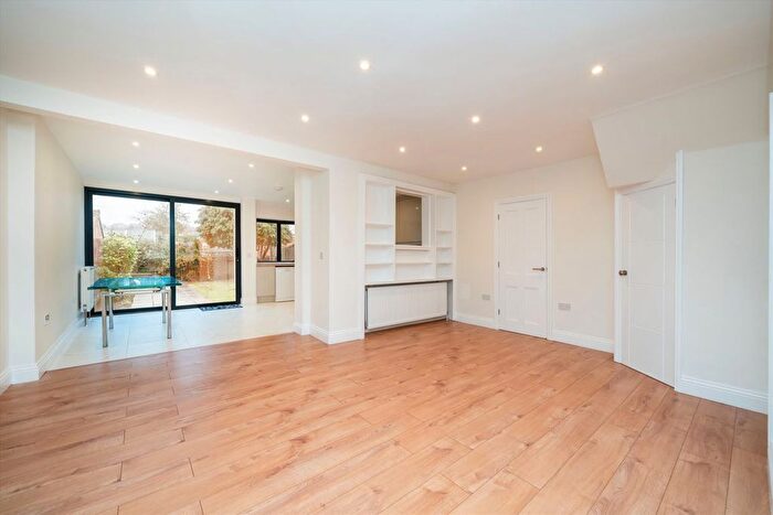 4 Bedroom Semi Detached House To Rent In Colwyn Avenue, Perivale, UB6