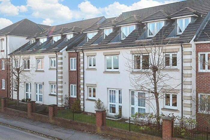 1 Bedroom Flat For Sale In Gales Drive, Three Bridges, Crawley, West Sussex, RH10