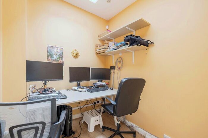 5 Bedroom Semi-Detached House For Sale In Kingshill Drive, Harrow, HA3