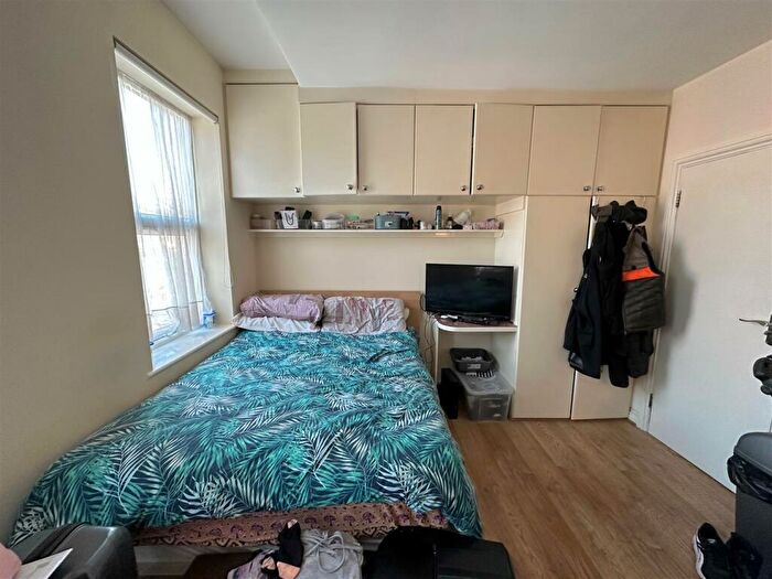 Studio To Rent In Gathorne Road, London, N22