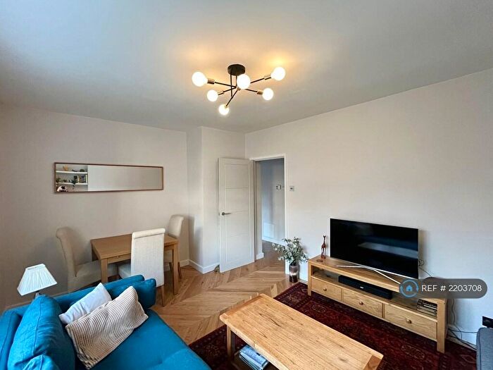 1 Bedroom Flat To Rent In Sinclair House, London, SW12
