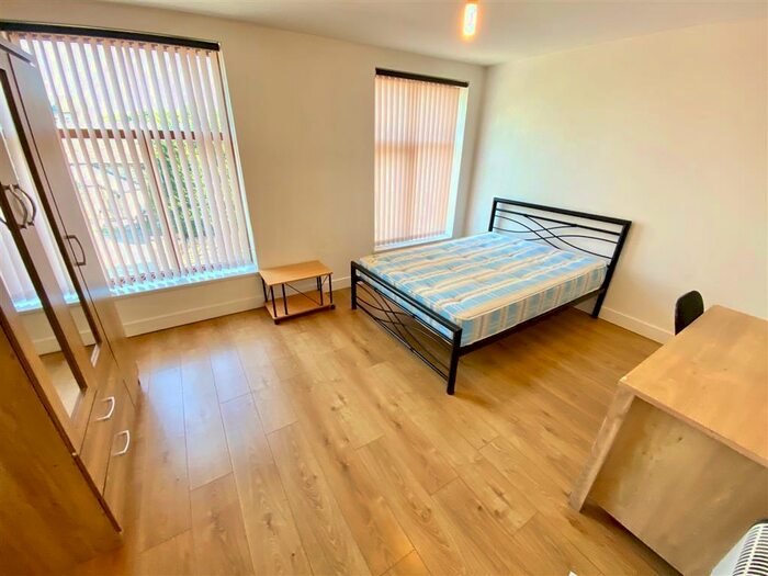 2 Bedroom Apartment To Rent In Common Road, Huddersfield, HD1