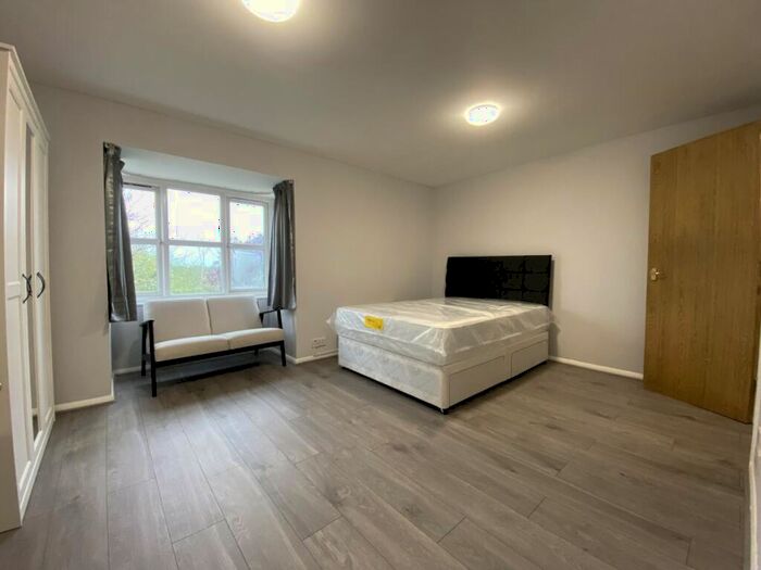 Flat To Rent In Ash Walk, Wembley, HA0