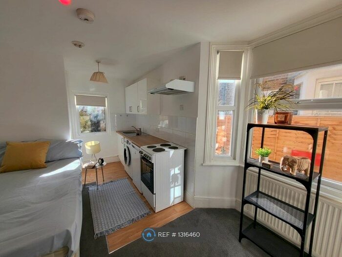 Studio To Rent In Fairbridge Road, London, N19